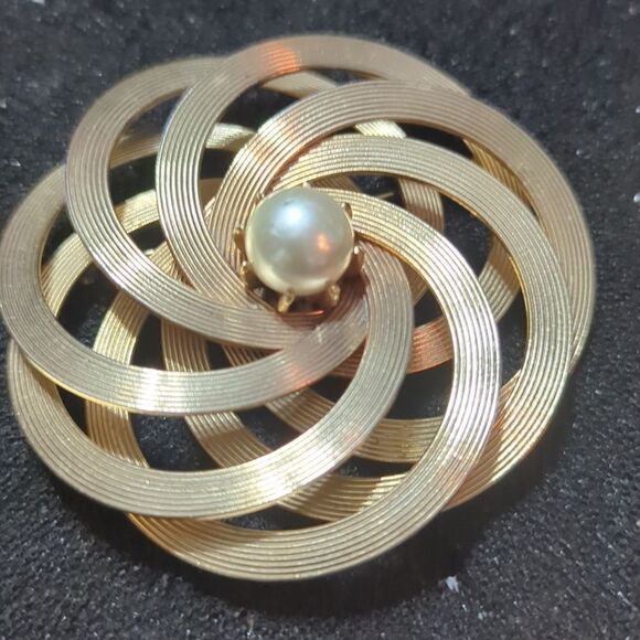 Vintage Pin Brooch Yellow Gold Tone Round Faux Pearl Domed Layered Dimensional - Picture 2 of 4